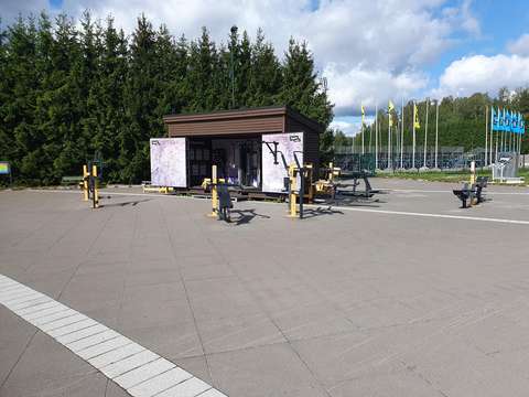 Ulkokuntosali, jossa erilaisia ulkokuntoiluvälineitä.