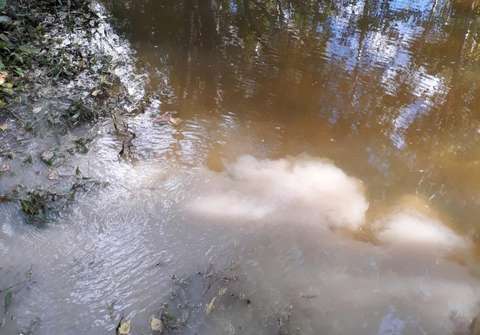 vit byggarbetsplatsens vatten rinner ut i naturligt vatten.