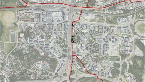 Kaavamuutosalue rajattuna mustalla ja baanaverkkoa merkitty punaisella ilmakuvalla.