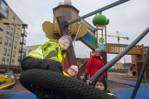 Ryhmä lapsia keinuu hämähäkkikeinussa Angry Birds-puistossa.