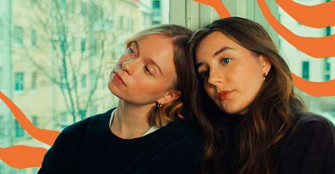 Kaksi henkilöä vierekkäin. 