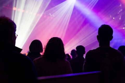 Yleisöä Espoon kulttuurikeskuksen Louhisalissa.