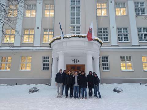 opiskelijoita rakennuksen edustalla Virolla