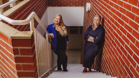 Reetta Björkroth och Niina Kemppainen står på trapporna.