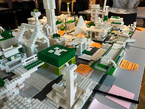 Legoista rakennettu kuvitteellinen tulevaisuuden kaupunki.