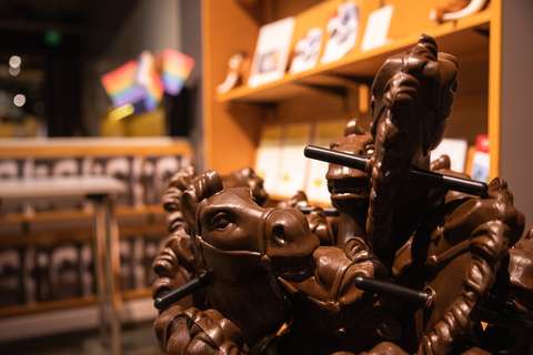 Keppihevosia KAMU Espoon kaupunginmuseon aulassa.