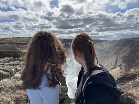 kaksi nuorta selkä kameraan päin, taustalla näkyy joki