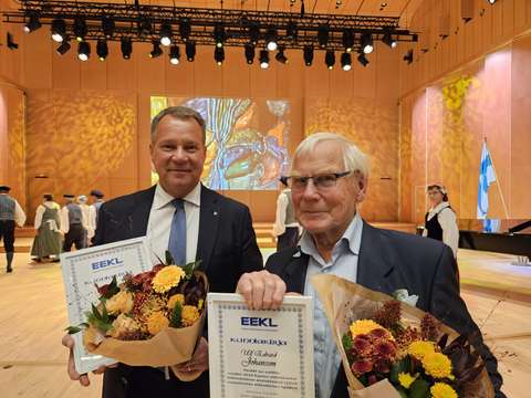 Jukka Mäkelä ja Ulf Johansson pitävät käsissään kunniakirjojaan ja kukkia.