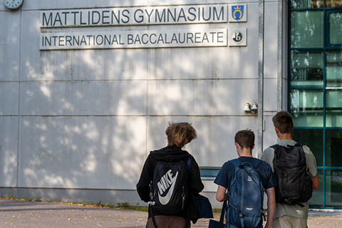 Tre studerande utanför Mattlidens gymnasium