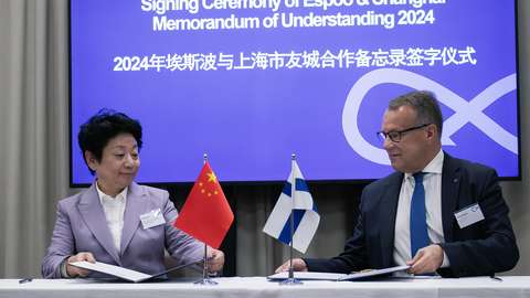 En kvinna och en man undertecknar ett avtal.