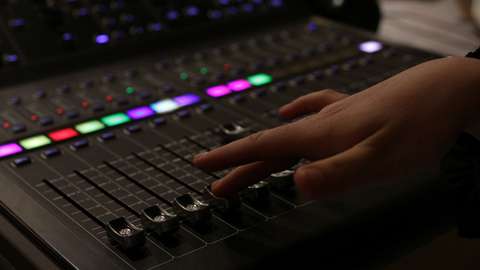 Otaniemen lukion opiskelija miksauspöydän ääressä.