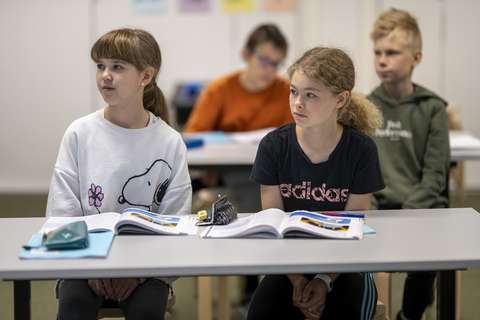Espoolaisia oppilaita istuu tunnilla luokkahuoneessa.
