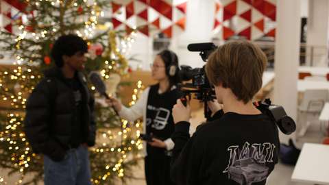 Otaniemen lukion mediatiimiläisiä kuvaamassa ja haastattelemassa.