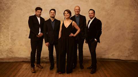 Viisi yhtyeen henkilöä yhteiskuvassa. 