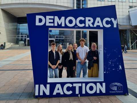 Parlamentin edessä suomalaisten yhteiskuva.