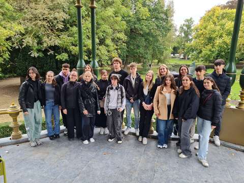 opiskelijat ryhmäkuvassa puiston paviljongissa