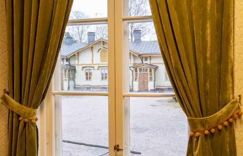 Kurkistus Lasten kulttuurikeskus Aurorasta syksyiselle pihamaalle. 