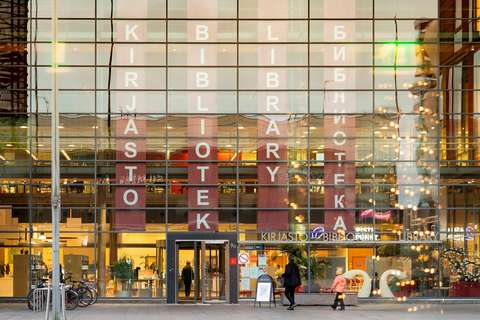 Sellon kirjaston lasinen julkisivu.