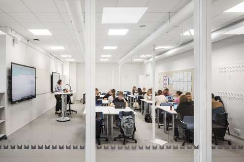 opiskelijat luokassa oppitunnilla