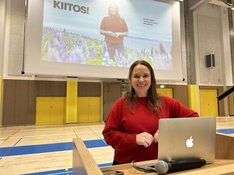 kirjailija pitämässä esitystä.