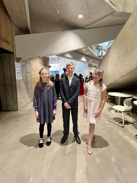 Lagstads skolan oppilaat Sienna, Milton ja Janica.