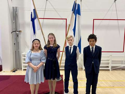 Kuvassa oikealta Lumi, Aleksandra, Elis ja Hugo, Meritorin koulun oppilaita, 6C.jpeg