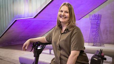 Henkilö hymyilee lähikuvassa. 