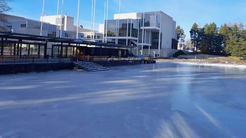 Kuvassa näkyy Tapiolan jääpuutarhan tekojää sekä kahvila.