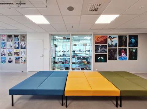 lukion käytävä, seinillä kuvataidetöitä ja isot rahit.