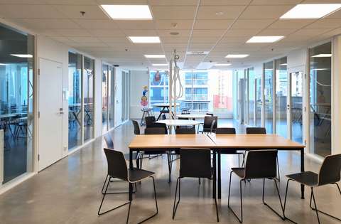 pöytiä ja tuoleja lukion aulassa