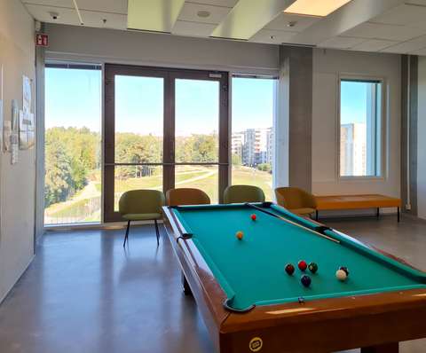 biljardipöytä ja näkymä ulos ikkunasta