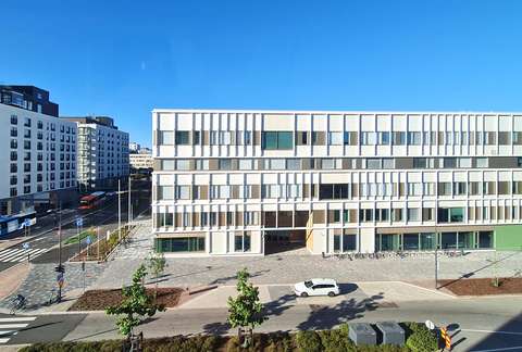 lukion fasadi eli etupuoli ja edessä katu