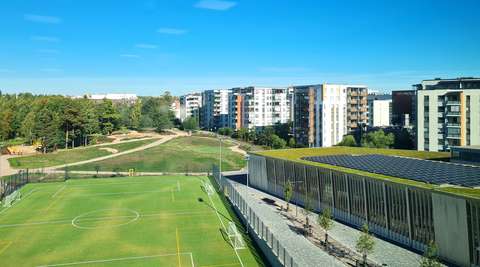 lukion urheilukenttä ja uimahalli sen vieressä.