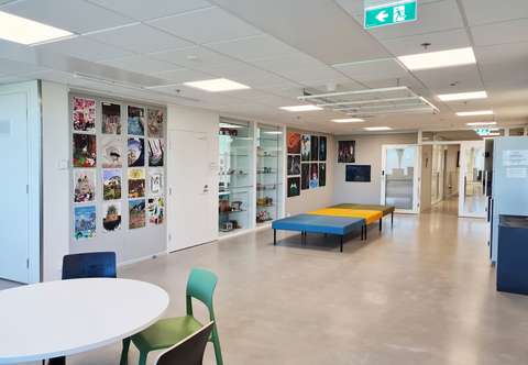 kuvataiteen aulatilat kuvataideluokkien välissä