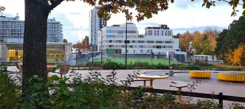 koulu ja puisto etualalla