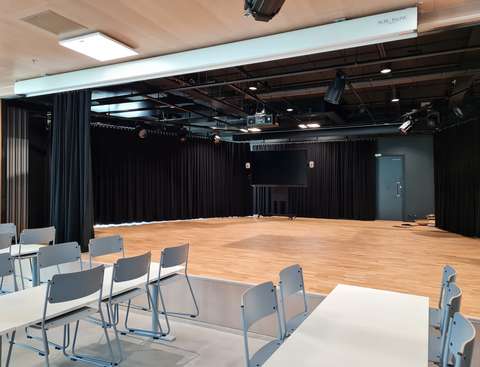 ravintolan yhteydessä oleva näyttämö