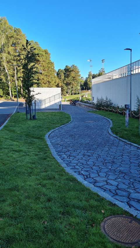 lukion pihapolku pyöräkatokselle