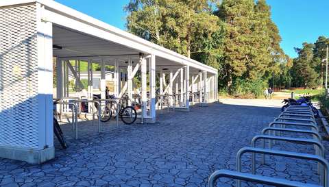 pyöräkatos lukion pihalla