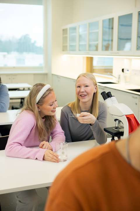 kaksi opiskelijaa biologian luokassa.