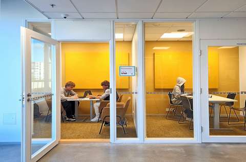 opiskelijat opiskelemassa pienryhmätilassa