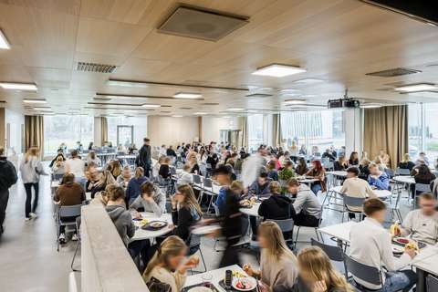 opiskelijoita ruokailemassa ravintolassa