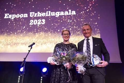 Kuvassa nainen ja mies poseeraavat kameralle. Taustalla näkyy teksti Espoon Urheilugaala 2023.