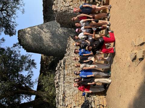 Opiskelijat Zimbabwessa tornin edessä.