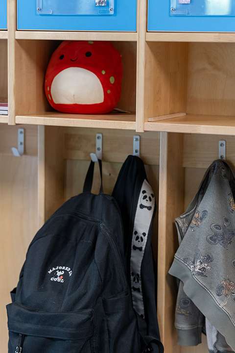 Bild på en ryggsäck och ett mjukisdjur.