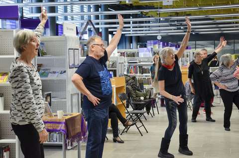 Kuvassa näkyy senioreita tanssimassa.