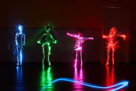 neljä eriväristä valohahmoa tehty valomaalauksella. Sininen, vihreä, pinkki ja oranssi.