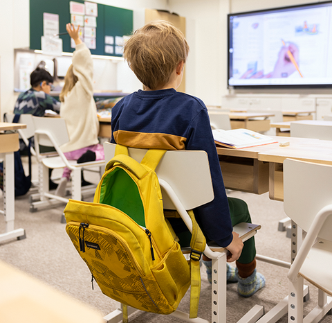 Koululainen luokassa.