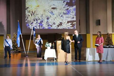 rehtori kättelee ylioppilasta