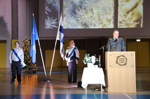 kadetti ja lippuvartio juhlassa