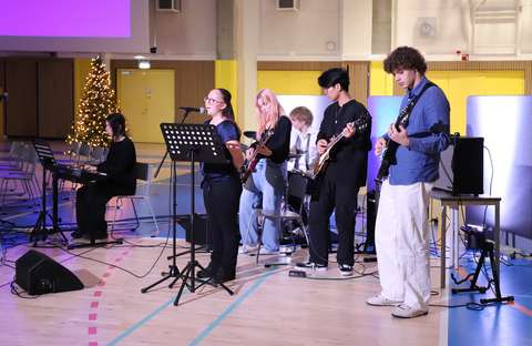 opiskelijabändi esiintyy